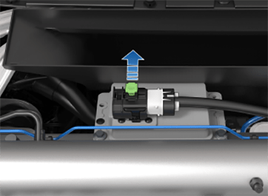 低压电池顶部的锁片,以及一个向上箭头。